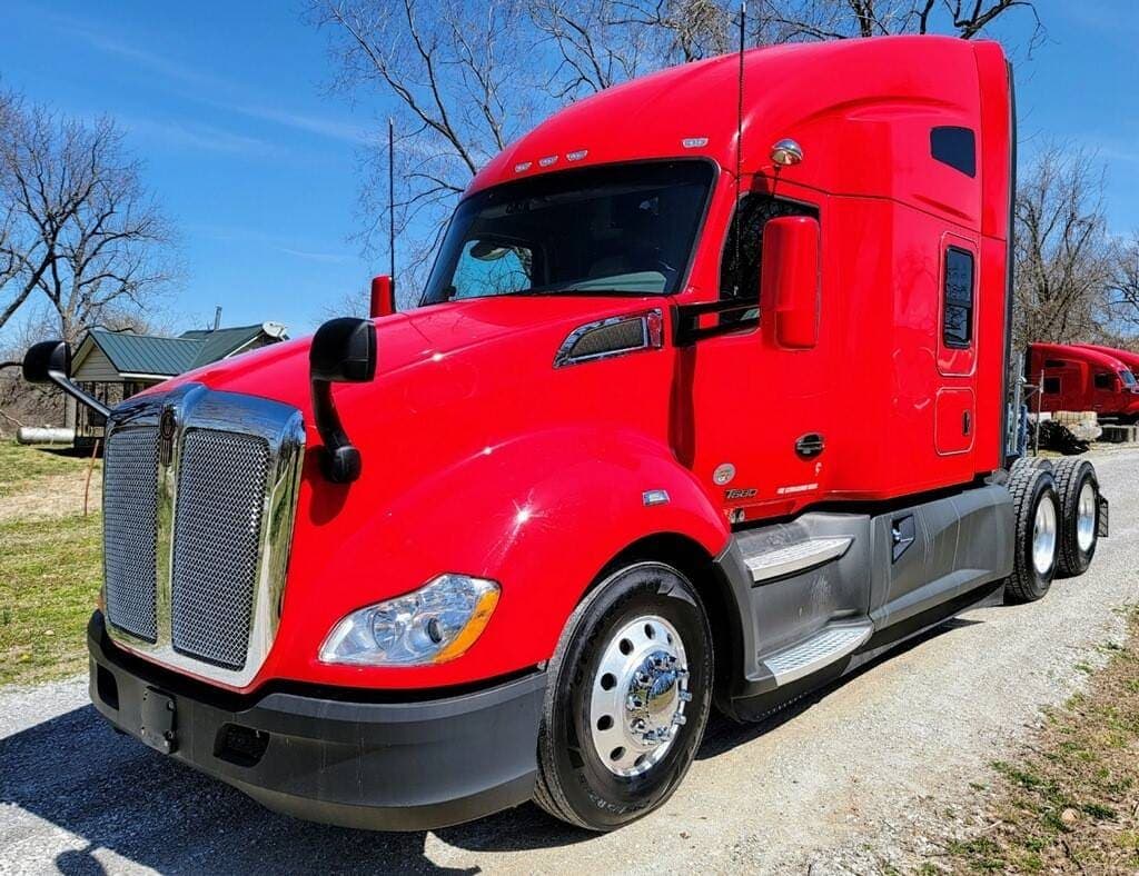 2019 Kenworth T680 Sleeper Semi Truck